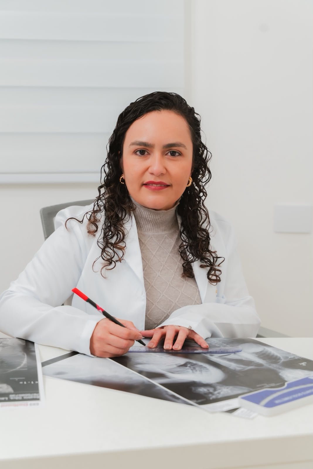 Dra. Bruna Bessa analisando radiografias