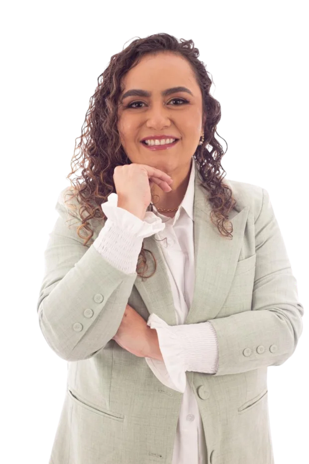 Dra. Bruna Bessa sentada à mesa